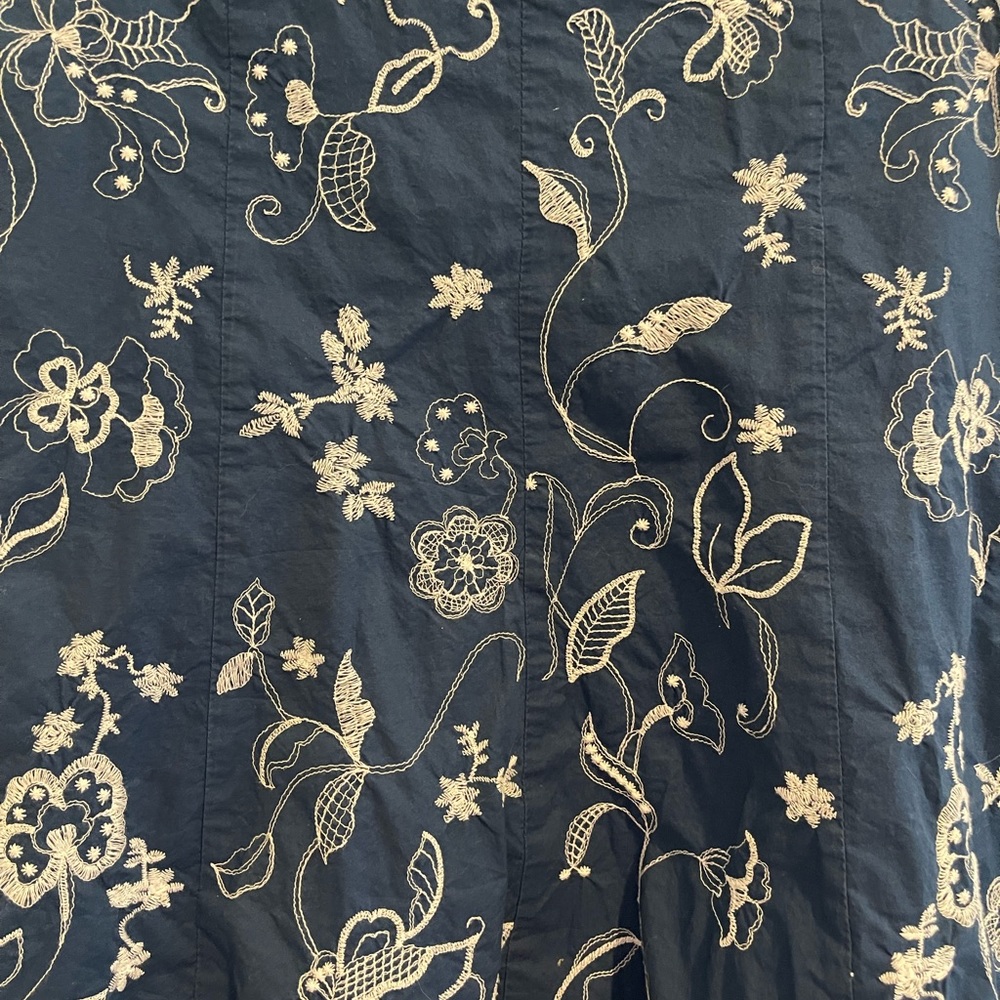 Ann Taylor Blue with white embroidery flowers side zipper short skirt. Size 6 - Picture 3 of 6